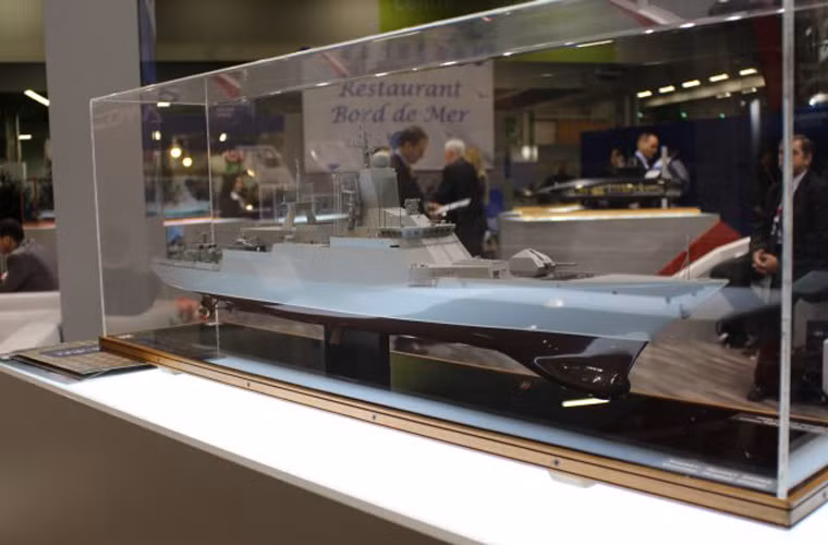 Mô hình tàu hộ vệ tên lửa tàng hình Project 20382 Tigr - biến thể dùng cho mục đích xuất khẩu của Project 20380 Stereguschy. Nó có lượng giãn nước khoảng 1.900 tấn, trang bị tên lửa chống tàu tốc độ siêu âm Yakhont/Onyx, pháo A190 100mm, pháo CIWS 30mm, tên lửa chống ngầm...