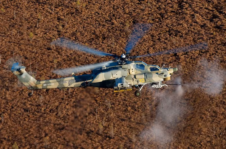 Mi-28NE được trang bị hỏa lực rất mạnh mẽ gồm: tên lửa chống tăng Ataka-V (tối đa 16 quả); tên lửa không đối không Igla hoặc R-73E; rocket 80mm, 130mm. Trong ảnh là Mi-28NE khai hỏa pháo cao tốc 2A42 30mm.