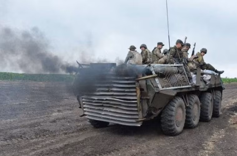 Nhưng không ít xe có kiểu “độ” không mấy thẩm mỹ thế này.