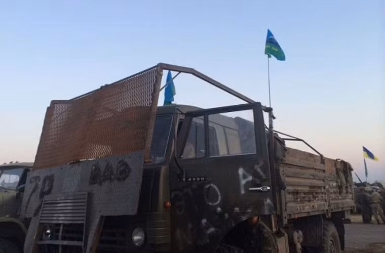 Một chiếc xe tải lắp tấm thép ở trước cabin buồng lái.