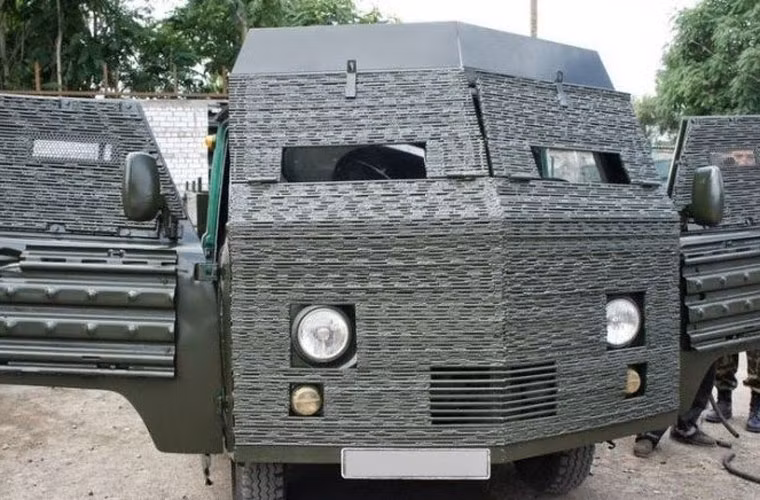 Một chiếc xe Uaz-452 được “mặc” áo giáp quanh cabin.