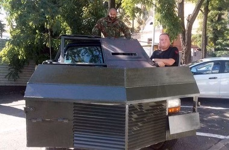 Ô tô con với kiểu giáp “một bên đóng, một bên mở”.