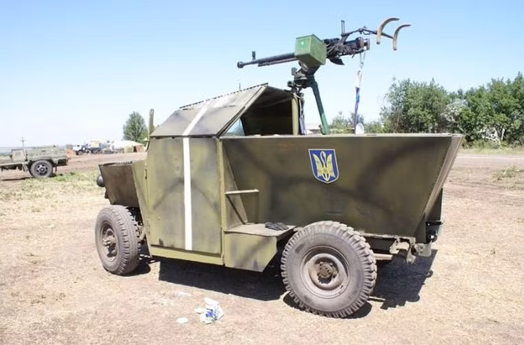 Công nông bọc thép, gắn súng máy 12,7mm.