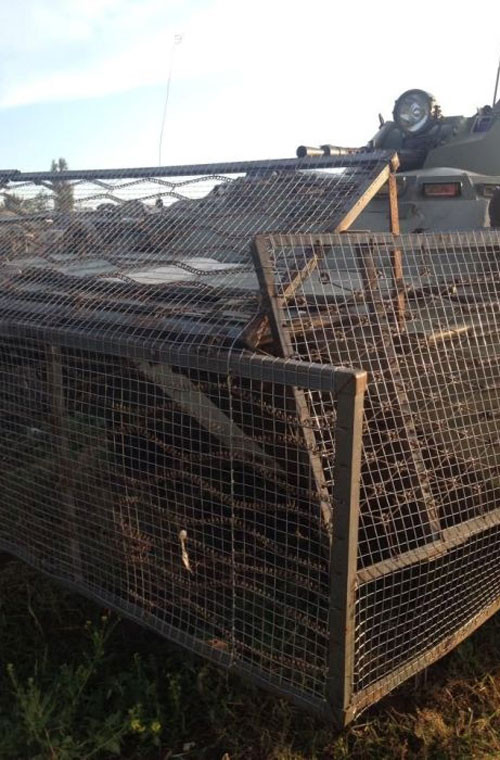 Một chiếc BTR-80 khác với tấm lưới bảo vệ.