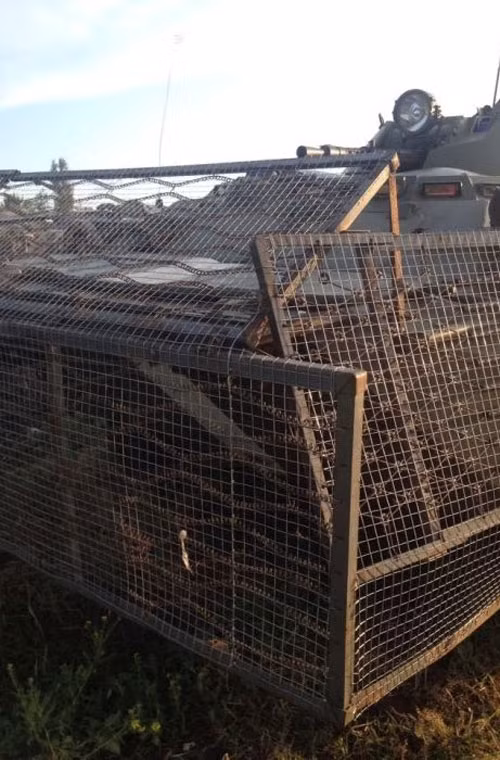 Một chiếc BTR-80 khác với tấm lưới bảo vệ.