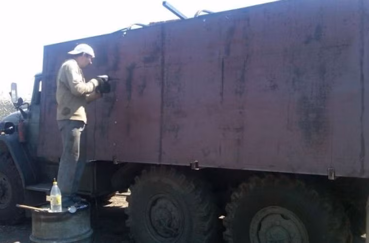 Phương án cải tiến được dùng thân xe tải (dân sự, chở hàng hóa, đất đá), lắp thêm các tấm giáp bảo quanh để chống đạn.