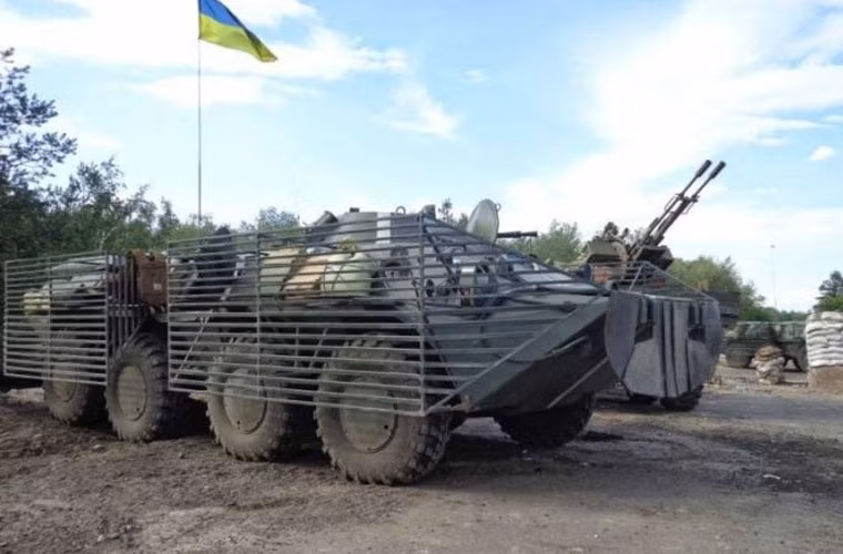 Thực tế, không chỉ phe ly khai mà ngay cả Quân đội chính qui Ukraine cũng tìm đến kiểu cải tiến này. Trong ảnh, một chiếc BTR-80 được lắp thêm giáp lồng chống đạn RPG bao quanh xe.