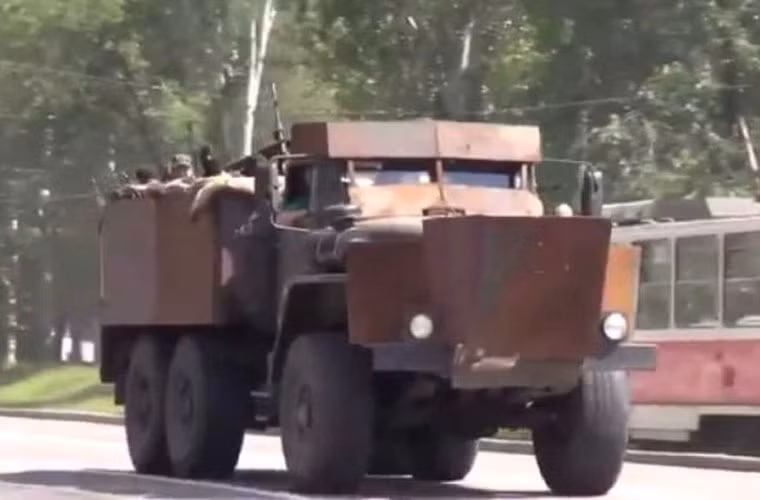 Xe vận tải quân sự được lắp tấm thép bao quanh thùng hàng, trước mũi động cơ, quanh cabin.