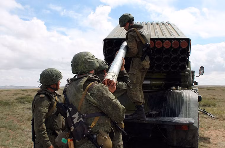 Binh sĩ Nga nạp đạn pháo phản lực BM-21 Grad.