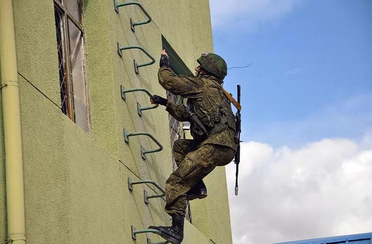 Nga tham gia tập trận với 900 binh sĩ và máy bay cường kích Su-25, trực thăng Mi-171Sh, xe tăng T-72, pháo phản lực BM-21 Grad.