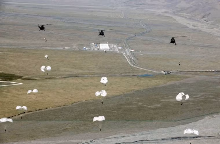 Trong ảnh là lính dù Trung Quốc đổ bộ từ trực thăng Mi-171E.