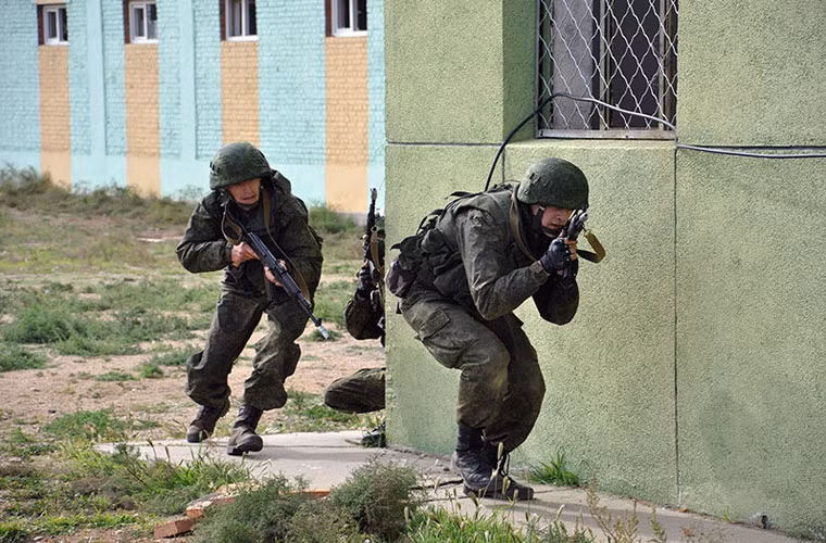 Binh sĩ Nga tại thao trường tập trận.