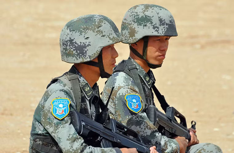 Hai binh sĩ Trung Quốc tham gia tập trận chống khủng bố.