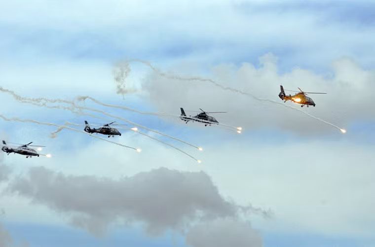 Trực thăng tấn công WZ-10 oanh tạc mục tiêu.