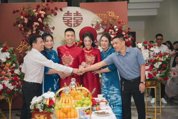 Cô dâu Thanh Hóa đeo vàng trĩu cổ, đám cưới dùng 2 tấn hoa tươi - Hình 4 Co dau Thanh Hoa deo vang triu co, dam cuoi dung 2 tan hoa tuoi-Hinh-4