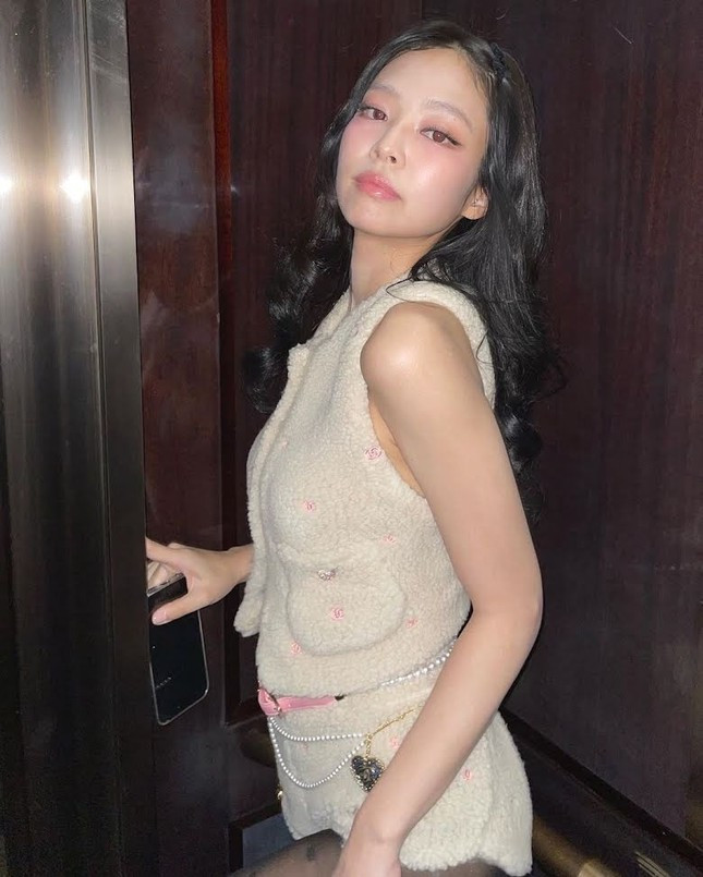 Cu dan mang che Jennie (BlackPink) mac quan qua ngan