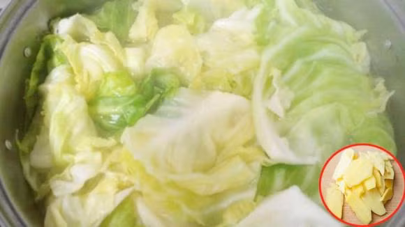 Tai sao khi luoc bap cai nen cho gung?-Hinh-2