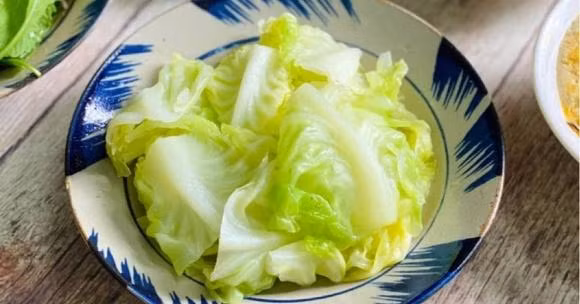 Tai sao khi luoc bap cai nen cho gung?-Hinh-3