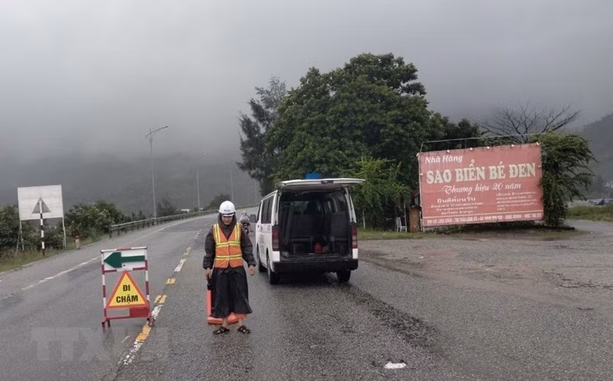 Da Nang: Can canh sat lo hang tram khoi dat da tren deo Hai Van-Hinh-3