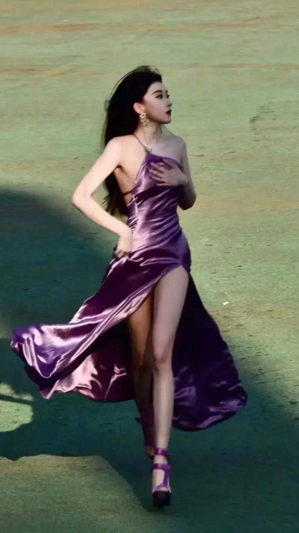 Ca san van dong ngan ngo vi su xuat hien cua mot co gai-Hinh-2