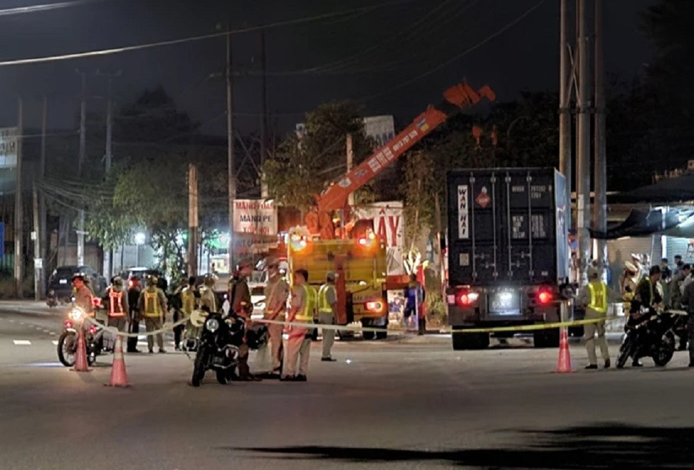 Binh Duong: Xe container tong vao to tuan tra, mot dan phong tu vong