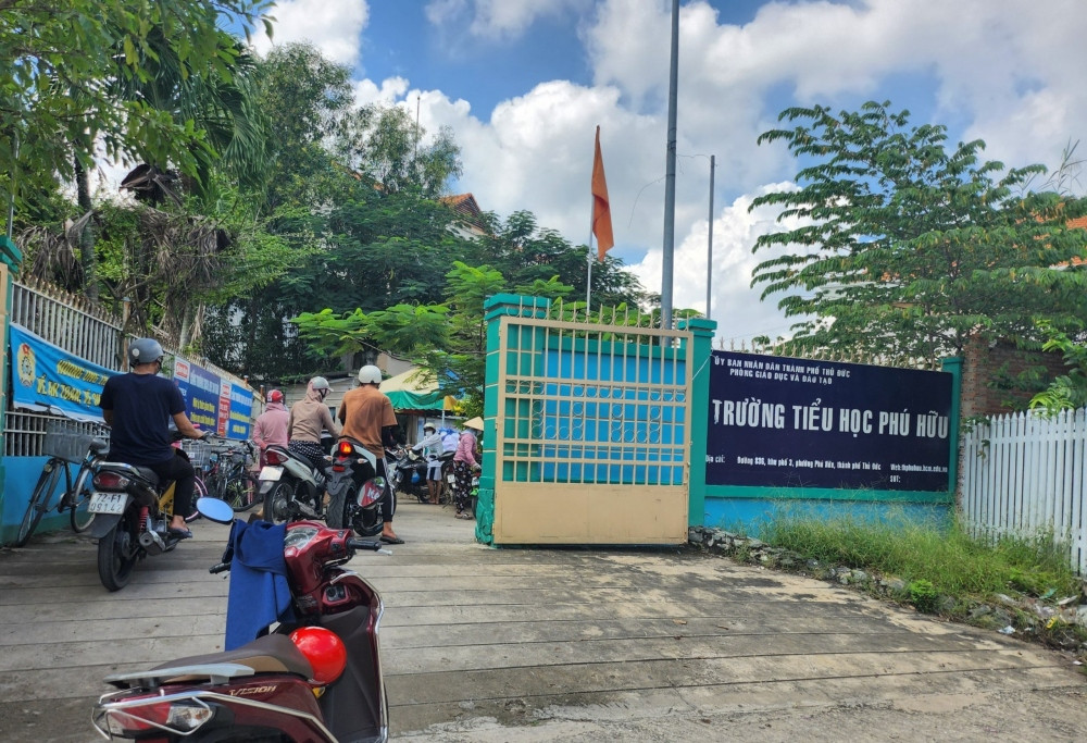 Phat hien thuc pham oi thiu, 5 truong o Thu Duc ngung an ban tru