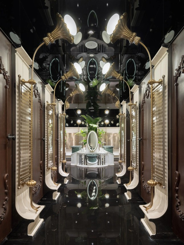 Theo nhà thiết kế, có nhiều điểm nhấn đáng chú ý trong khu nhà vệ sinh này, từ hình học trừu tượng và các hình dạng lấy cảm hứng từ hoa và côn trùng cho đến những chiếc ghế trang điểm sang trọng và rất nhiều dải đèn LED. Dù không thể xác định được phong cách thiết kế, nhưng địa điểm này rất khác so với những gì du khách trải nghiệm ở các nhà vệ sinh công cộng khác.