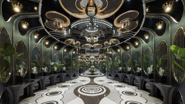 Nhà vệ sinh của trung tâm mở ra đón du khách từ một hành lang dài với hàng cây xanh mướt vươn ra từ các ô cửa sổ ở hai bên, đem lại cảm giác như đang lạc bước vào một khu vườn tươi mát. Cùng với đó, địa điểm này còn gây ấn tượng với tông màu xanh lá chủ đạo cùng hàng chục chiếc đèn khổng lồ chiếu từ trên cao xuống khiến ánh sáng phản chiếu trên sàn nhà bóng loáng.