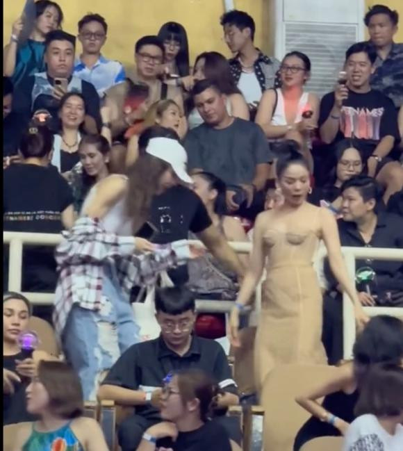 Lệ Quyên gợi cảm khi đi coi concert, Lâm Bảo Châu có hành động tinh tế - Hình 3 Le Quyen goi cam khi di coi concert, Lam Bao Chau co hanh dong tinh te-Hinh-3
