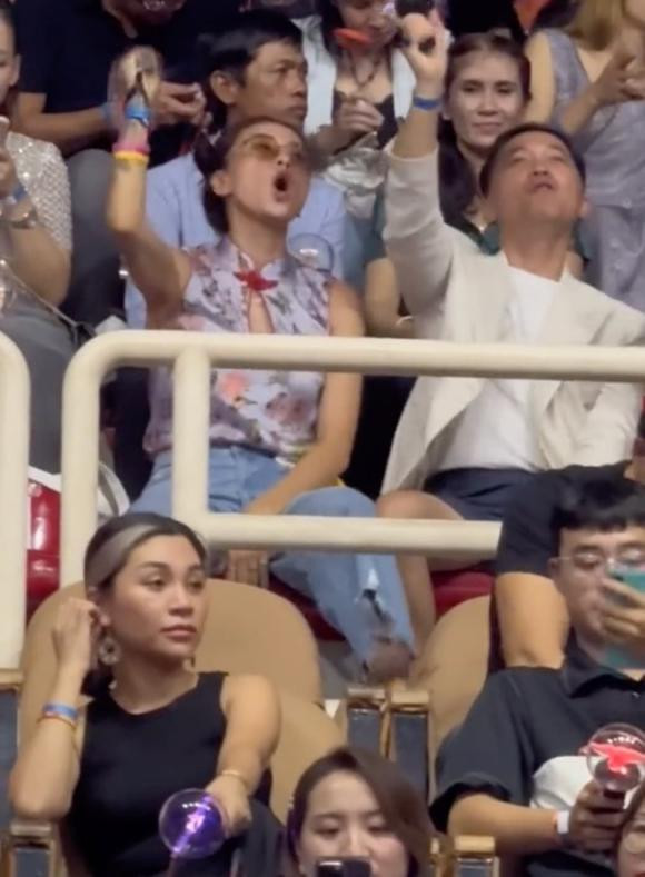 Lệ Quyên gợi cảm khi đi coi concert, Lâm Bảo Châu có hành động tinh tế - Hình 9 Le Quyen goi cam khi di coi concert, Lam Bao Chau co hanh dong tinh te-Hinh-9