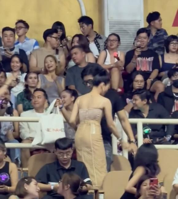 Lệ Quyên gợi cảm khi đi coi concert, Lâm Bảo Châu có hành động tinh tế - Hình 2 Le Quyen goi cam khi di coi concert, Lam Bao Chau co hanh dong tinh te-Hinh-2