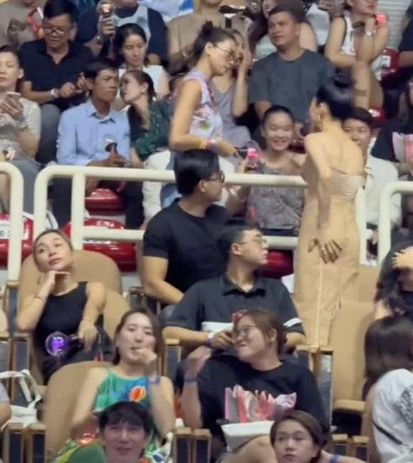 Lệ Quyên gợi cảm khi đi coi concert, Lâm Bảo Châu có hành động tinh tế - Hình 6 Le Quyen goi cam khi di coi concert, Lam Bao Chau co hanh dong tinh te-Hinh-6