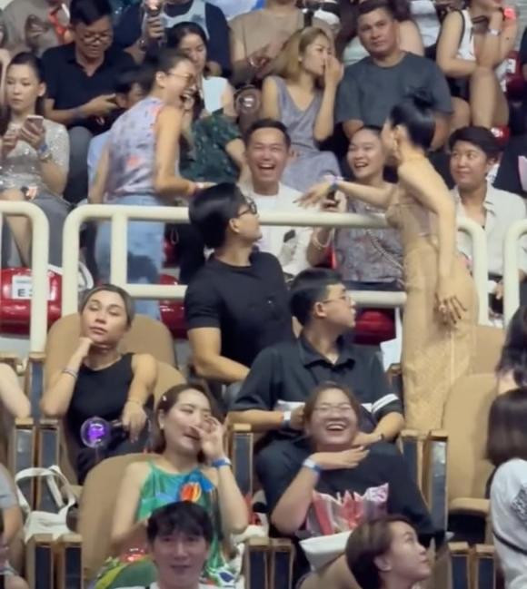 Lệ Quyên gợi cảm khi đi coi concert, Lâm Bảo Châu có hành động tinh tế - Hình 7 Le Quyen goi cam khi di coi concert, Lam Bao Chau co hanh dong tinh te-Hinh-7