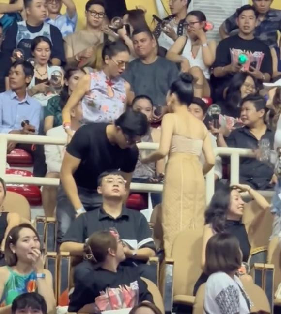 Lệ Quyên gợi cảm khi đi coi concert, Lâm Bảo Châu có hành động tinh tế - Hình 5 Le Quyen goi cam khi di coi concert, Lam Bao Chau co hanh dong tinh te-Hinh-5