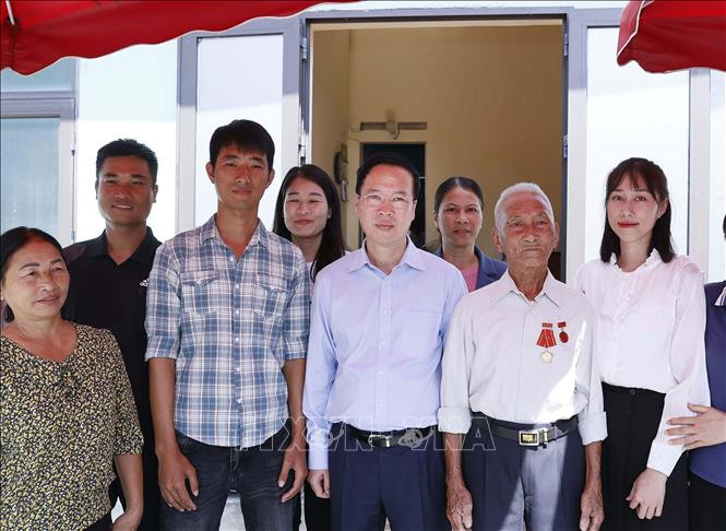 Chu tich nuoc Vo Van Thuong tham quan va dan huyen dao Co To-Hinh-6