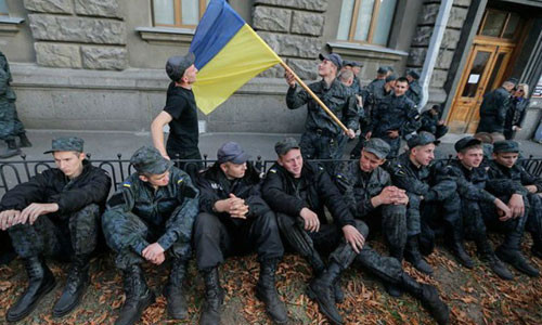 Lính nghĩa vụ thuộc Lực lượng Vệ binh Quốc gia Ukraine ngồi bên ngoài Phủ Tổng thống ngày 12/10.
