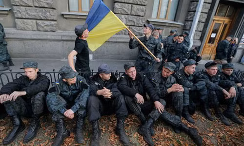 Lính nghĩa vụ thuộc Lực lượng Vệ binh Quốc gia Ukraine ngồi bên ngoài Phủ Tổng thống ngày 12/10.