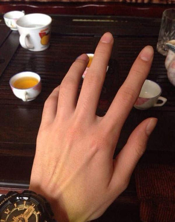 Ngón tay thon dài: Trong nhân tướng học một người sở hữu đôi tay với lòng bàn to và thon dài là người thông minh tài ba xuất chúng. Những người này có tầm nhìn xa trông rộng nên dễ dàng thành công trong công danh sự nghiệp. 