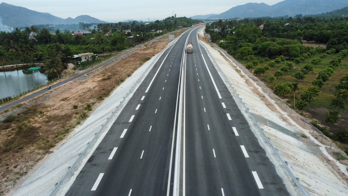 Sau khi cao tốc Nha Trang - Cam Lâm kết nối với cao tốc Cam Lâm - Vĩnh Hảo, toàn tuyến cao tốc đi từ TPHCM tới tỉnh Khánh Hòa được kết nối từ ngày 26/4, với thời gian di chuyển giữa hai địa phương này mất khoảng 5 tiếng đồng hồ.