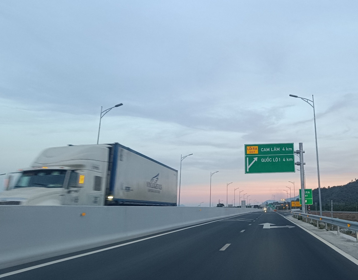 Cao tốc Nha Trang - Cam Lâm dài hơn 49 km đi qua tỉnh Khánh Hòa, được đầu tư theo hình thức đối tác công - tư với tổng kinh phí hơn 7.600 tỷ đồng và được đưa vào khai thác từ tháng 5/2023. Nút giao từ cao tốc Nha Trang - Cam Lâm ra tuyến Quốc lộ 1 tại huyện Cam Lâm.