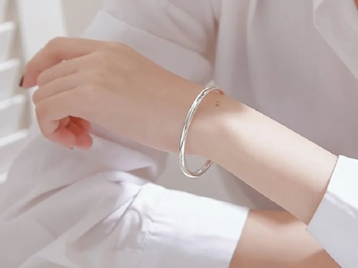 1. Cổ tay tròn trịa, đầy đặn: Những người có cổ tay vừa tròn trịa lại vừa đầy đặn thường là người gặp nhiều may mắn trong cuộc sống. Họ có số được hưởng hạnh phúc và tài lộc. 