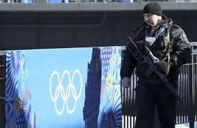 Ngoài ra, tình hình an ninh ở Sochi cũng là điều nhức nhối đối với giới chức trách. Khoảng 60.000 nhân viên an ninh và binh sĩ tuần tra khắp thành phố này. Moscow cũng mạnh tay mua sắm khá nhiều máy camera hay các thiết bị giám sát. Với tấm visa đặc biệt, các vận động viên hay khán giả tới xem mới có thể đi lại ở các khu vực thi đấu thuộc thế vận hội.