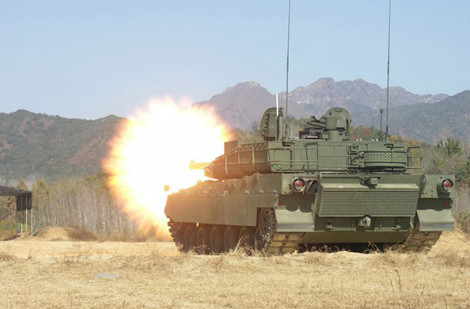 Pháo tăng trên K2 có uy lực mạnh mẽ, độ chính xác cao nhờ hệ thống điều khiển hỏa lực hiện đại.