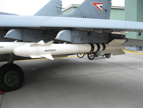 Tên lửa đối không R-73E có thể được tích hợp trên máy bay Rafale.