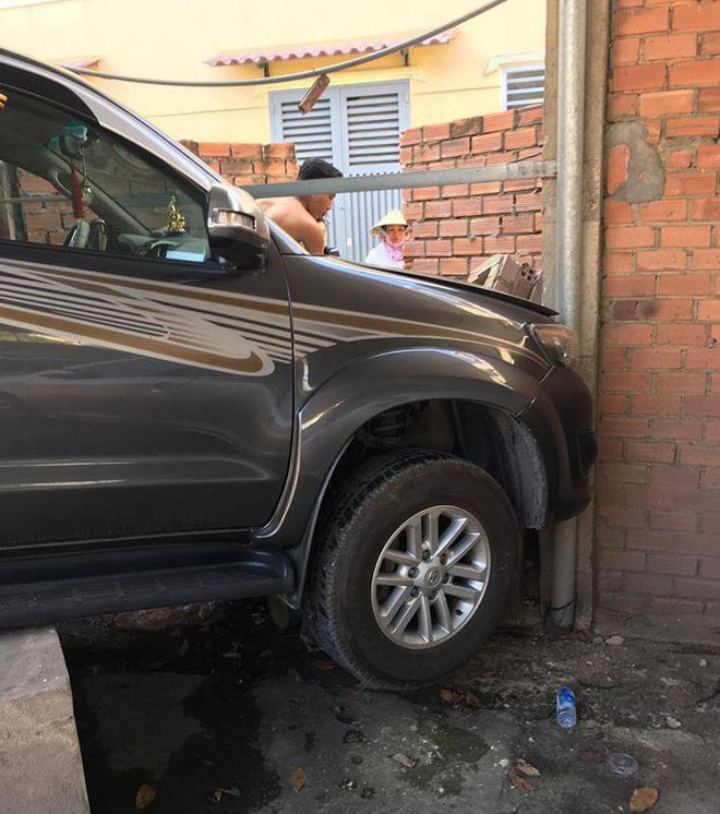 Tai nan hy huu gay xon xao chieu nay: Nhan vien rua xe dap nham chan ga, dam sap tuong gara