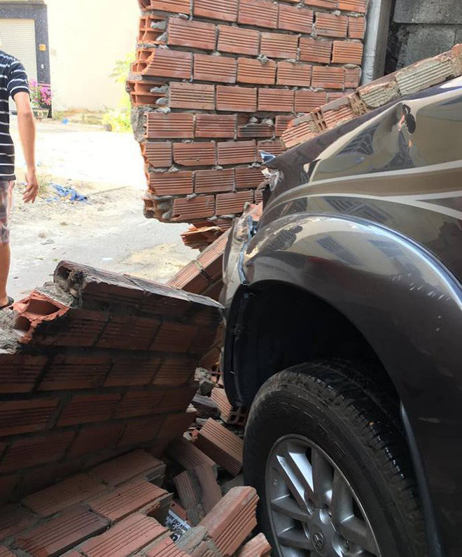 Tai nan hy huu gay xon xao chieu nay: Nhan vien rua xe dap nham chan ga, dam sap tuong gara-Hinh-2