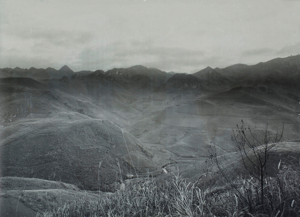 Đối núi trùng điệp với một số khu vực đã được khai phá và trở thành ruộng bậc thang.