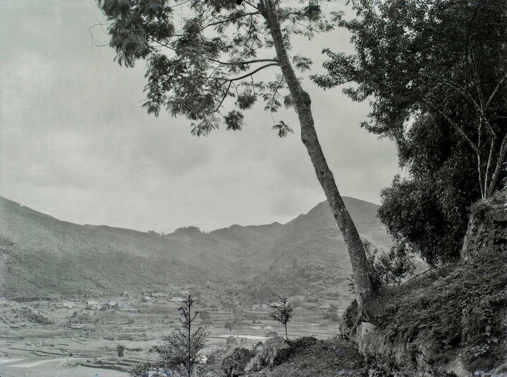 Cảnh quan thiên nhiên hùng vĩ ở Bắc Hà thập niên 1920 nhìn từ một sườn núi.