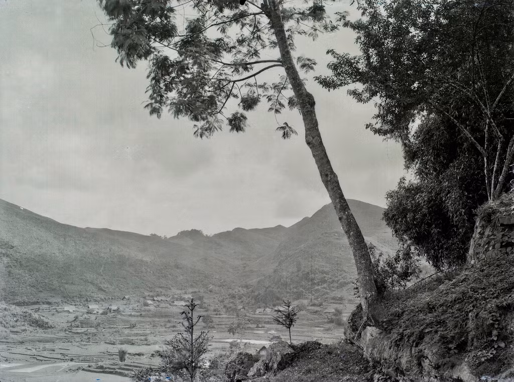 Cảnh quan thiên nhiên hùng vĩ ở Bắc Hà thập niên 1920 nhìn từ một sườn núi.