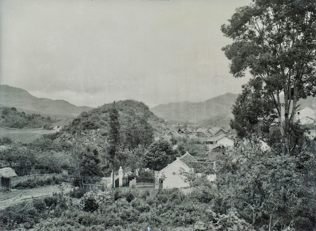 Ngôi chùa và nhà cửa tại một làng của người dân tộc Kinh ở Bắc Hà.